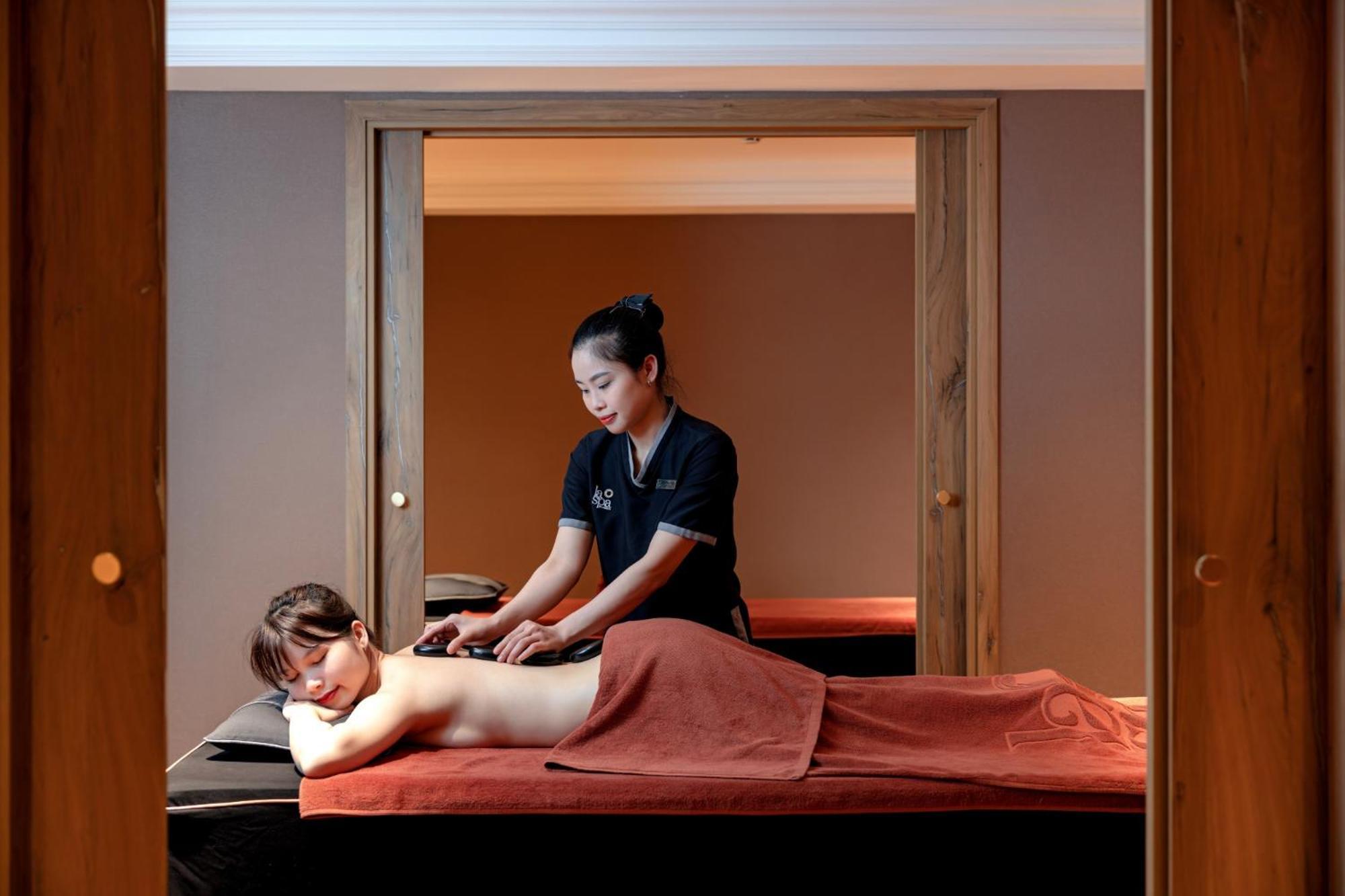 La Siesta Classic Hang Thung Ханой Екстер'єр фото A woman receiving a massage