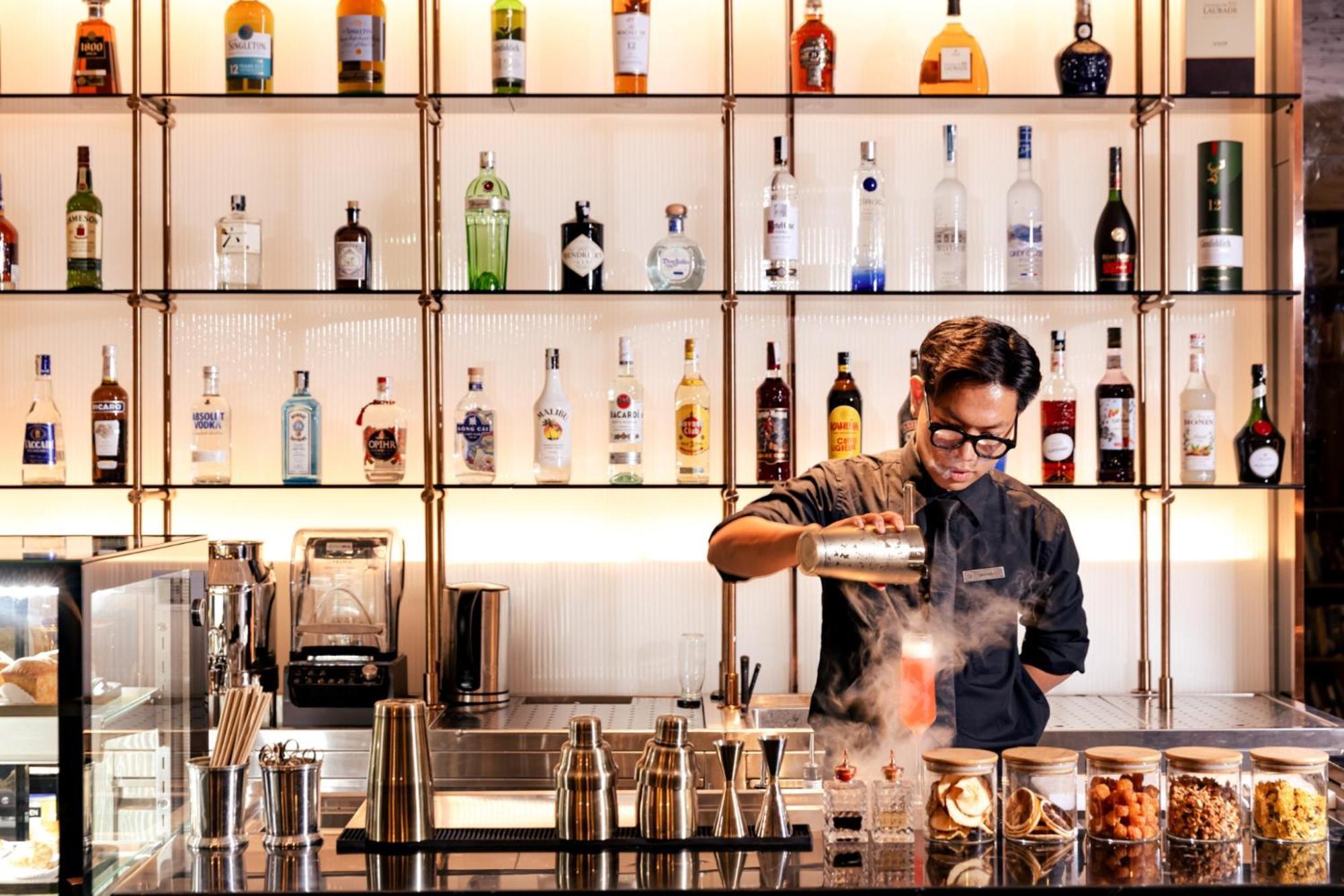 La Siesta Classic Hang Thung Ханой Екстер'єр фото A bartender at work